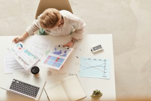 Kaksi aikuista keskustelee rauhallisesti kotona tärkeästä perhettä koskevasta päätöksestä.