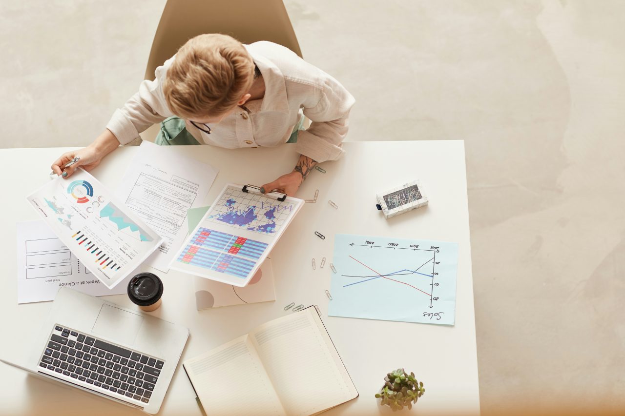 Kaksi aikuista keskustelee rauhallisesti kotona tärkeästä perhettä koskevasta päätöksestä.