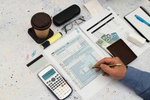 Ihminen tutkii asiakirjoja ja perehtyy asiaan.