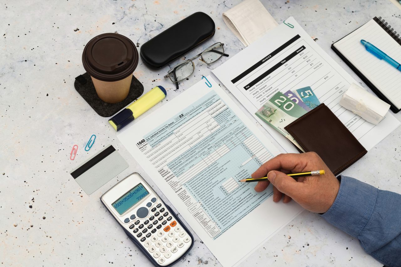 Ihminen tutkii asiakirjoja ja perehtyy asiaan.