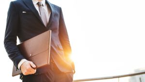 Avustaja seisoo työvälineet kainalossa järkkymättä ja valmiina puolustamaan asiakkaan oikeuksia