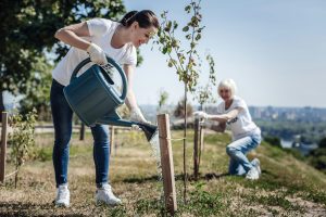 Vanhempi ja lapsi näkyvät lämpimässä mutta vakavassa arjen hetkessä.