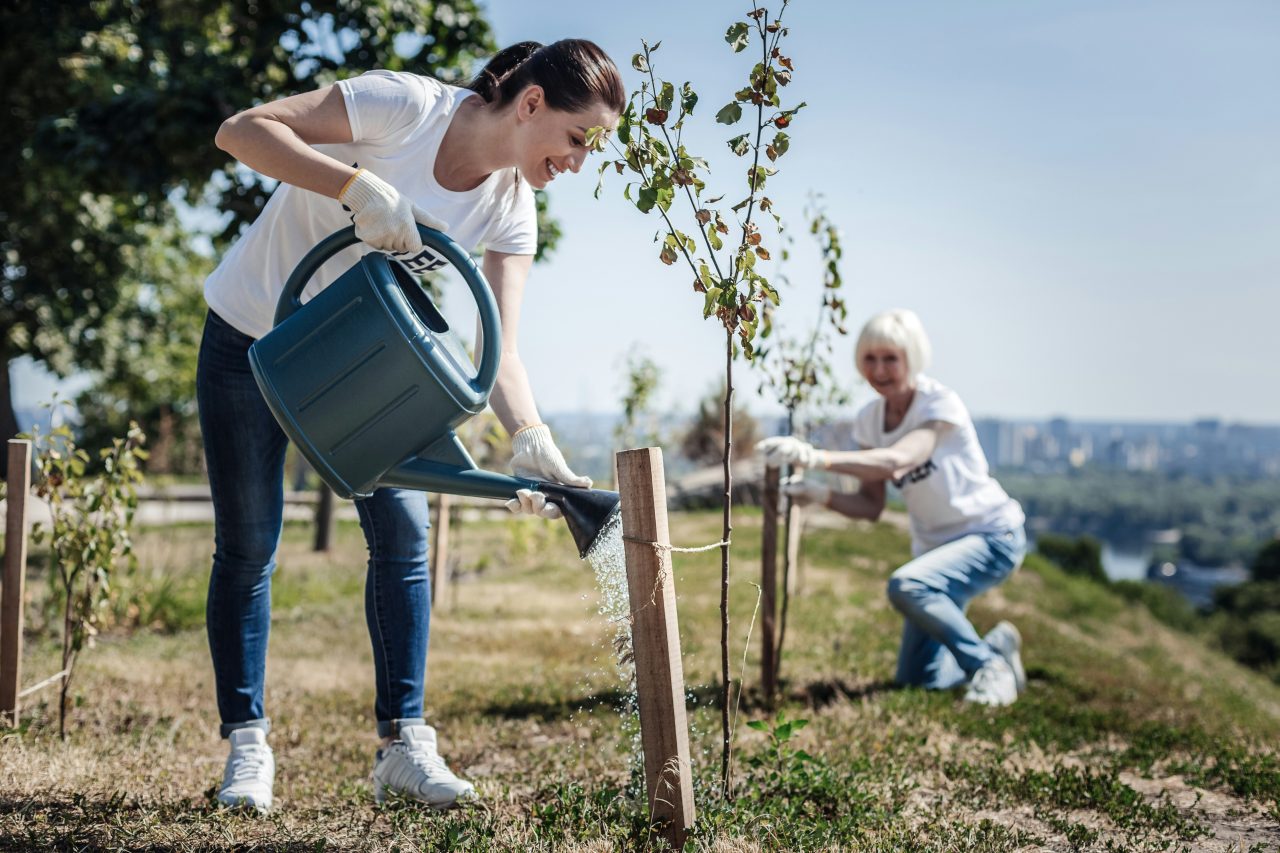 Vanhempi ja lapsi näkyvät lämpimässä mutta vakavassa arjen hetkessä.