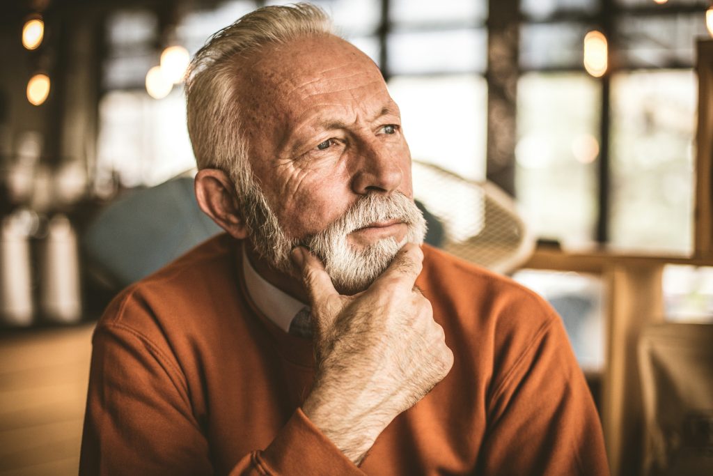 Mies miettii miten edetä testamentin riitauttamisen kanssa mietteliäänä
