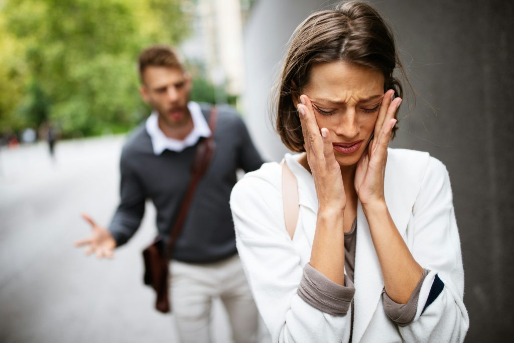 Ihminen keskustelee asiantuntijan kanssa itselleen tärkeästä elämäntilanteesta.