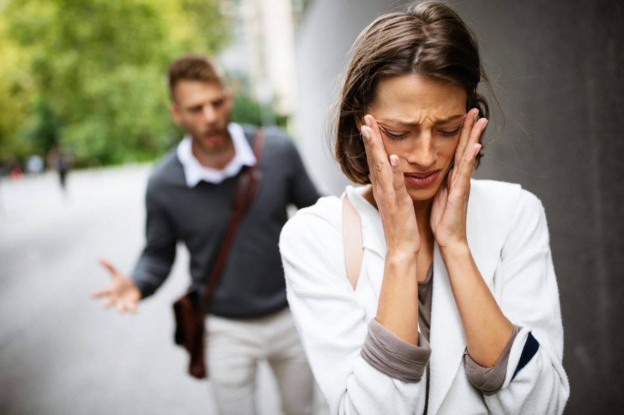 Ihminen keskustelee asiantuntijan kanssa itselleen tärkeästä elämäntilanteesta.