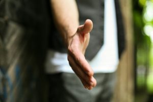 Ojentava käsi sovinnon tekemisen mahdollisuudesta.