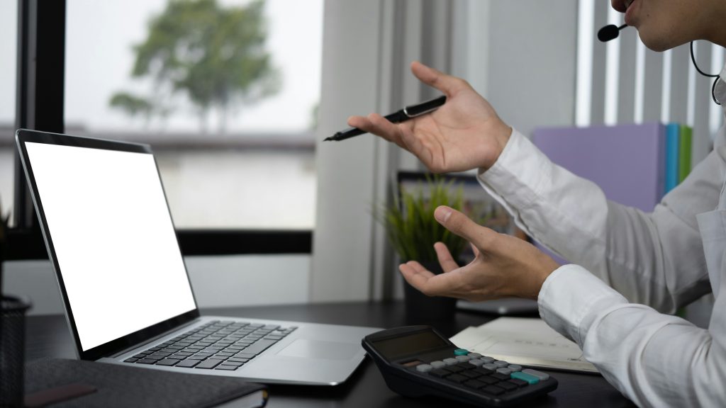 Ihminen keskustelee asiantuntijan kanssa itselleen tärkeästä elämäntilanteesta.