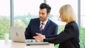 Ihminen keskustelee asiantuntijan kanssa itselleen tärkeästä elämäntilanteesta.