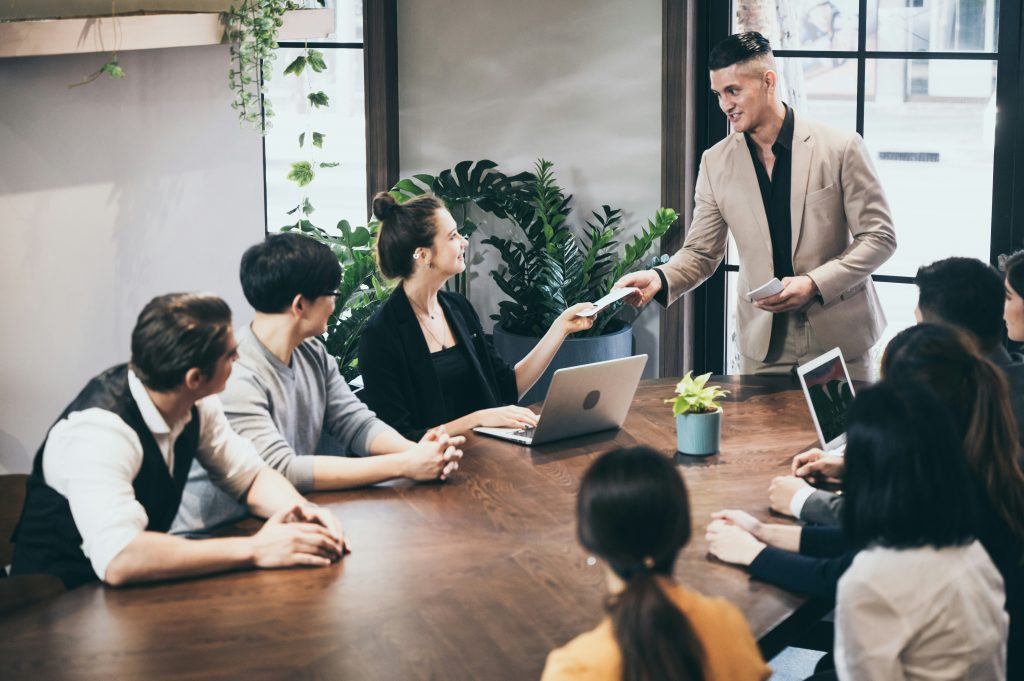 Työpaikan arkitilanne, jossa työntekijä tai esihenkilö käy läpi vaikeaa keskustelua.