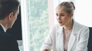 Ihminen keskustelee asiantuntijan kanssa itselleen tärkeästä elämäntilanteesta.