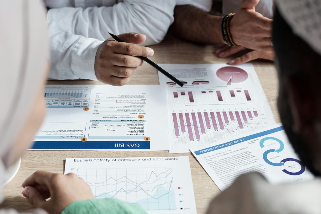 Ihmiset tarkastelevat asumiseen tai kotiin liittyvää tilannetta rauhallisessa keskustelussa.