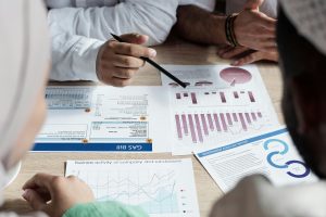 Ihmiset tarkastelevat asumiseen tai kotiin liittyvää tilannetta rauhallisessa keskustelussa.