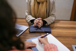 Työpaikan arkitilanne, jossa työntekijä tai esihenkilö käy läpi vaikeaa keskustelua.