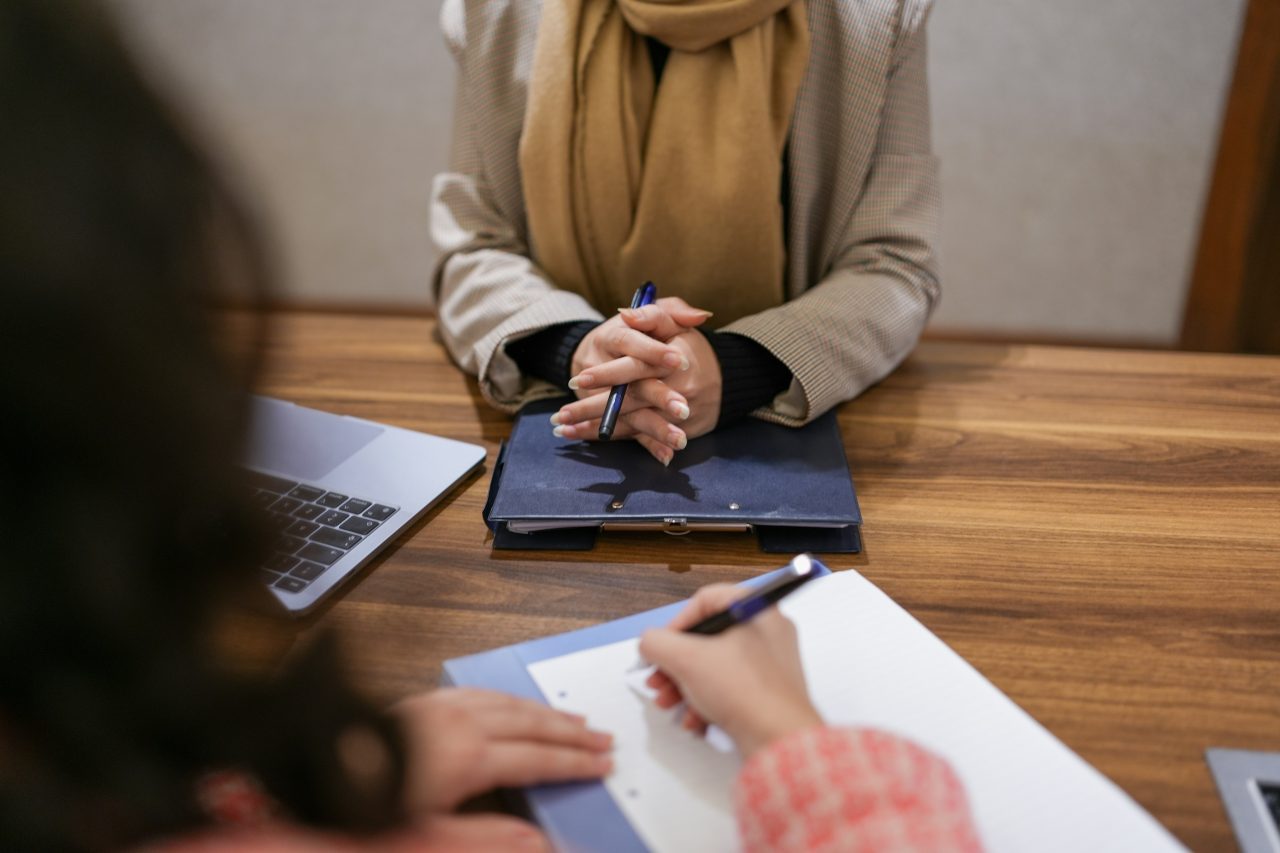 Työpaikan arkitilanne, jossa työntekijä tai esihenkilö käy läpi vaikeaa keskustelua.