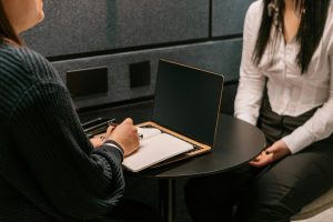 Työpaikan arkitilanne, jossa työntekijä tai esihenkilö käy läpi vaikeaa keskustelua.