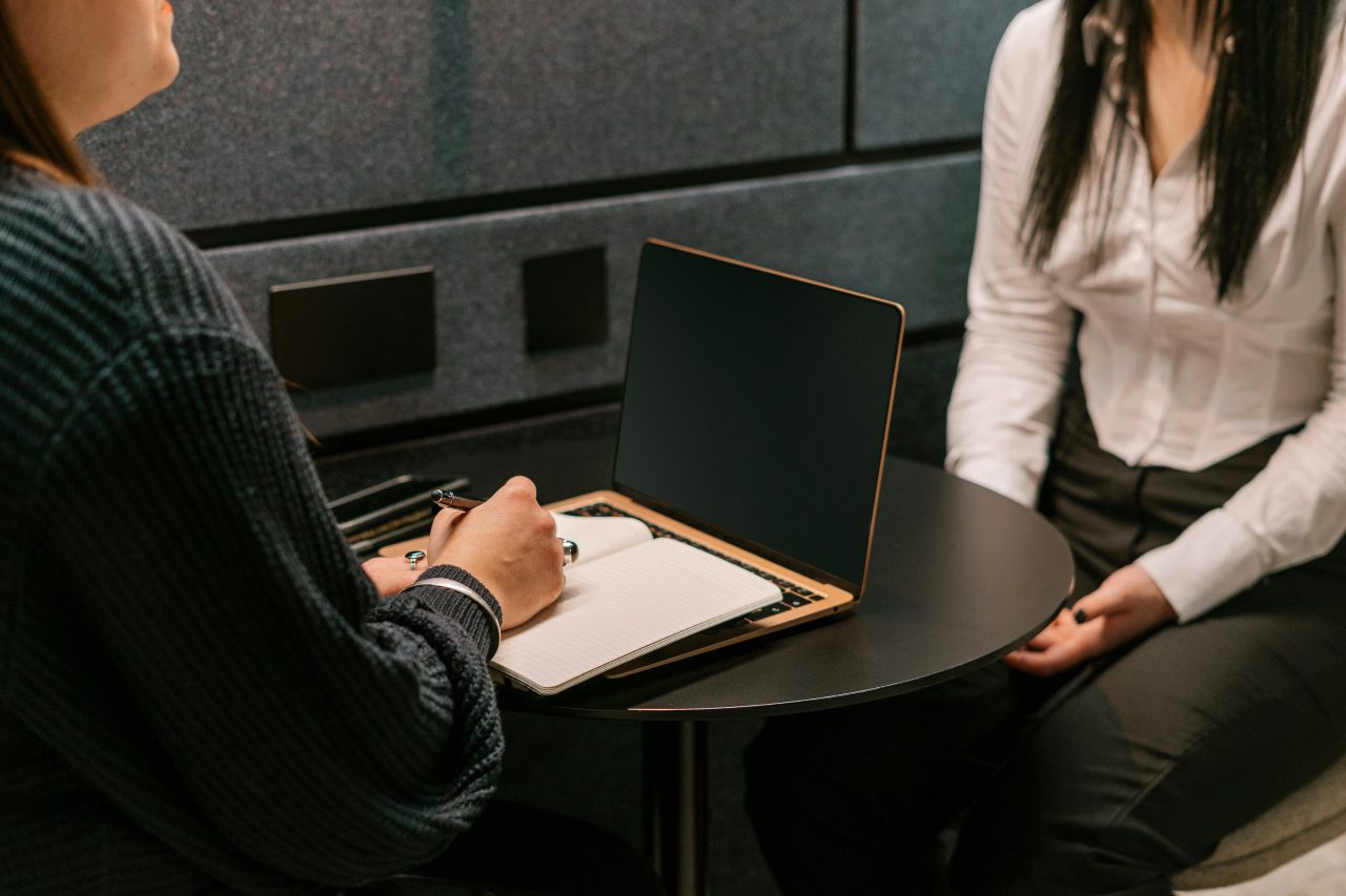 Työpaikan arkitilanne, jossa työntekijä tai esihenkilö käy läpi vaikeaa keskustelua.