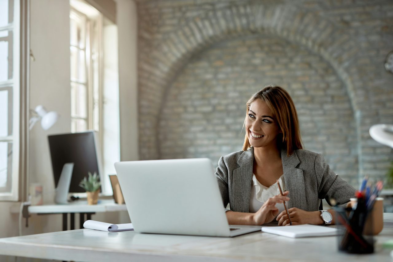 Henkilö käy läpi perheeseen liittyviä asiakirjoja rauhallisessa mutta vakavassa hetkessä.