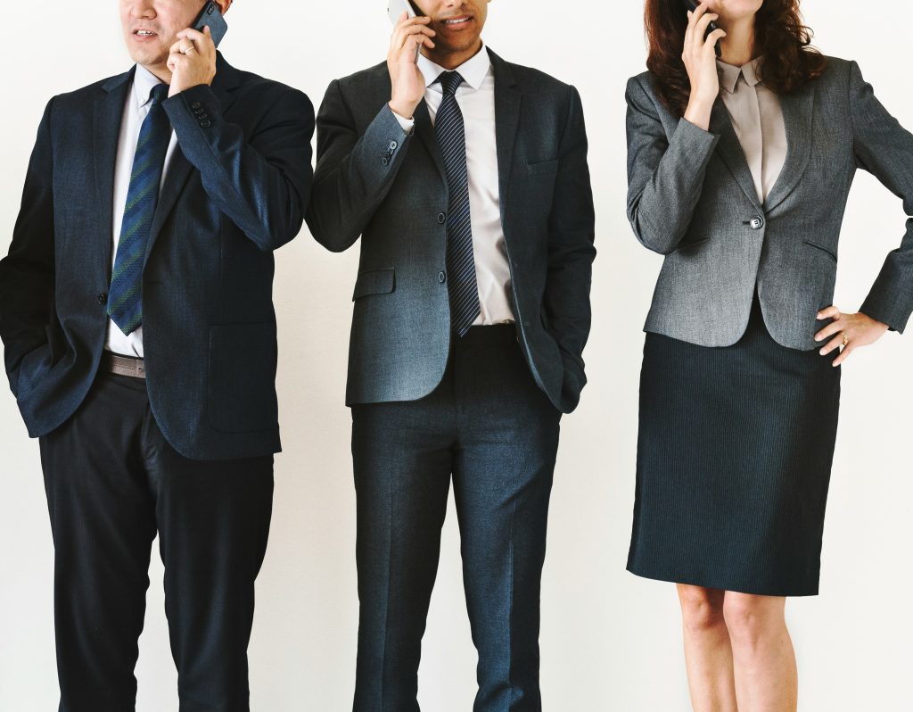 Juristit keskustelee puhelimessa asiakkaan kanssa