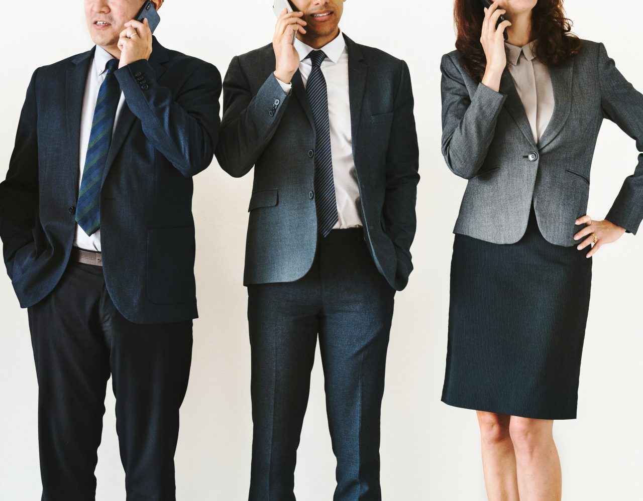 Juristit keskustelee puhelimessa asiakkaan kanssa