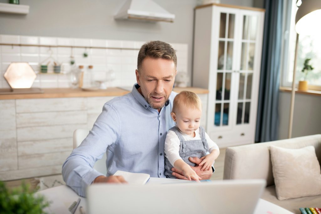 Vanhempi ja lapsi näkyvät lämpimässä mutta vakavassa arjen hetkessä.
