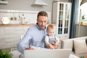 Vanhempi ja lapsi näkyvät lämpimässä mutta vakavassa arjen hetkessä.