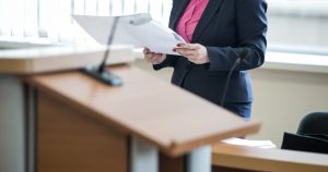 Rikoskorvausten hakeminen tuomion jälkeen – neuvottelu ja juristin neuvonta