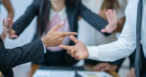 Välitysmenettely ja oikeudenkäynti: kumpi sopii yrityksellesi paremmin – neuvottelu ja juristin neuvonta