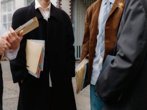 Keskustelu työympäristössä, jossa haetaan oikeudenmukaista ja kestävää ratkaisua.