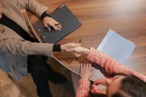 Hiljainen keskustelu, jossa etsitään selkeyttä omaisuuden, tahdon ja läheisten oikeuksien kysymyksiin.