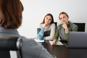 Hiljainen keskustelu, jossa etsitään selkeyttä omaisuuden, tahdon ja läheisten oikeuksien kysymyksiin.