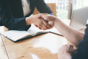 Kättelykuva, jolla vahvistetaan avun saanti ja mitä on sovittu.