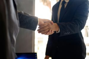 Rauhallinen yritysympäristö, jossa punnitaan riskejä, vastuita ja yhteistyön ehtoja.