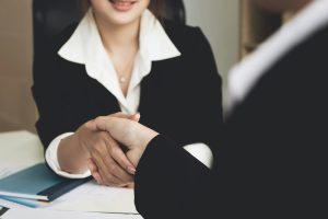 Luottamuksellinen kohtaaminen, jossa vaikeaan tilanteeseen haetaan ymmärrettävää ratkaisua.