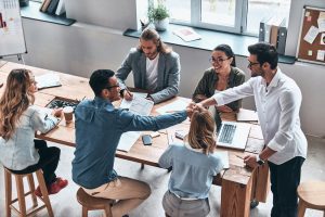 Keskustelu työympäristössä, jossa haetaan oikeudenmukaista ja kestävää ratkaisua.