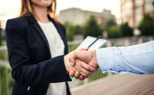 Luottamuksellinen kohtaaminen, jossa vaikeaan tilanteeseen haetaan ymmärrettävää ratkaisua.