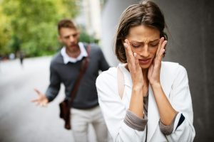 Rauhallinen kohtaaminen, jossa etsitään sopua ja selkeyttä vaikeaan elämäntilanteeseen.