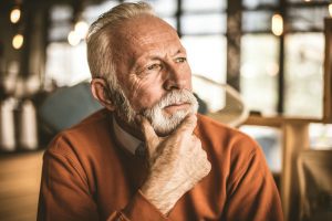 Edunvalvontavaltuutus Suomessa, henkilö pohtii kuka hoitaa asioita sairauden tai toimintakyvyn heikentyessä